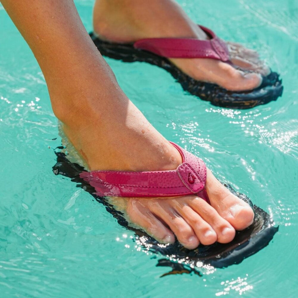 OluKai Ohana Water-Friendly Beach Toe Post Sandals - Raspberry - 10